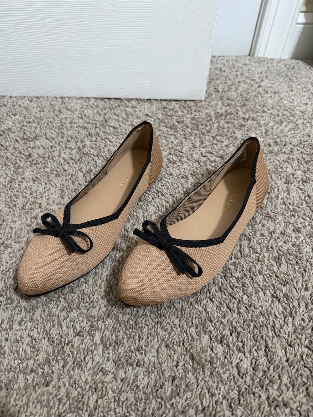 NWOT Tahari Women’s Brown and Black Bow Pointed Toe Slip On Flats Size 8.5